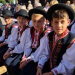 Uczniowie na ławce przed kościołem