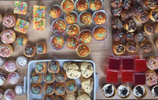 Zdjęcie słodkości, przyniesionych przez dzieci.