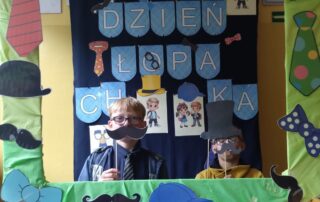 Uczeń w fotobudce