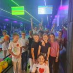 Uczniowie klasy 4 w kręgielni - zdjęcie zbiorowe