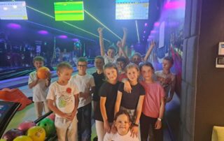 Uczniowie klasy 4 w kręgielni - zdjęcie zbiorowe