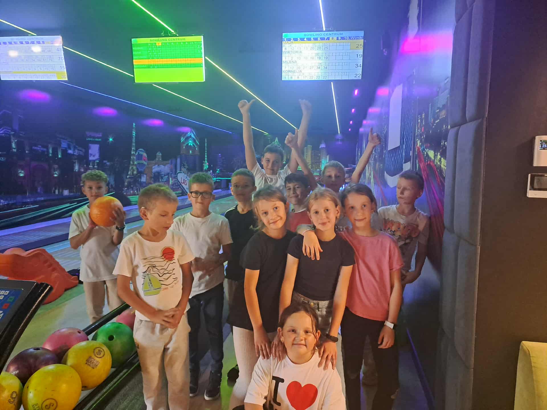 Uczniowie klasy 4 w kręgielni - zdjęcie zbiorowe