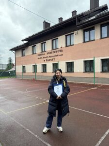 Pani Ellenberger przed budynkiem szkoły w Kadczy
