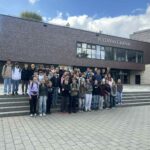 Zdjęcie zbiorowe uczestników wycieczki przed Wydziałem Chemii