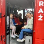 Uczniowie klasy I w wozie strażackim