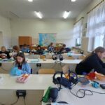 Uczniowie klasy VI przygotowują zdrowe śniadanie