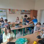 Uczniowie klasy VI przygotowują soki