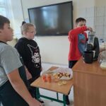 Uczniowie klasy V przygotowują soki