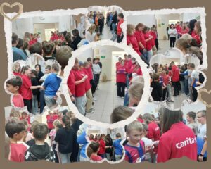 Kolaż 9 zdjęć - wolontariusze SK Caritas ubrani w czerwone koszulki z napisem Caritas czytają przemówienie i dzielą się z innymi dobrym słowem i uściskiem dłoni