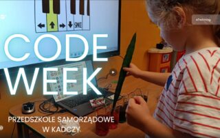 Code Week dziewczynka gra melodię z wykorzystaniem urządzenia MakeyMakey