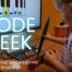 Code Week dziewczynka gra melodię z wykorzystaniem urządzenia MakeyMakey