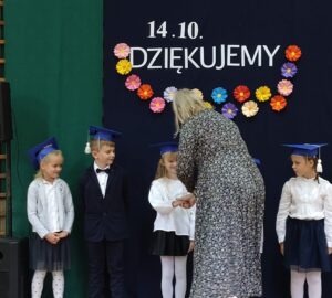 Uczniowie klasy I podczas pasowania.