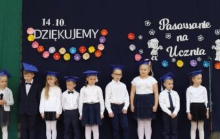 Uczniowie klasy I podczas pasowania.