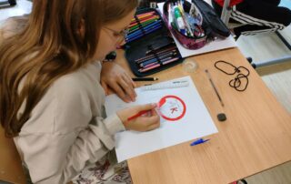 Uczennica podczas wykonywania kartki.