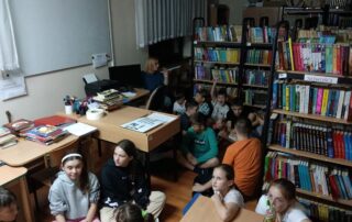 Uczniowie podczas nocy w bibliotece.