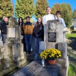 Zdjęcie zbiorowe uczniów przy wysprzątanych i ustrojonych grobach