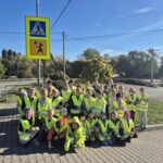 Zdjęcie zbiorowe dzieci w kamizelkach odblaskowych