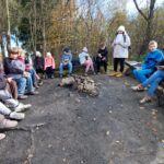 Podsumowanie prac grup - zdjęcie zbiorowe wszystkich uczniów i pani