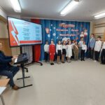 Występ uczniów - śpiew Hymnu, pan Hejmej gra na organach