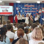 Występ uczniów - uczeń recytuje wiersz - zdjęcie zza publiczności