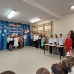 Występ uczniów - śpiew pieśni patriotycznej