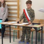 Występ uczniów - scena z żołnierzem