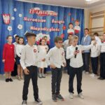 Występ uczniów - scenka: radość z odzyskania niepodległości