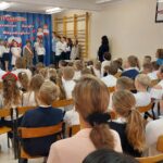 Występ uczniów - śpiew pieśni - zdjęcie zza publiczności