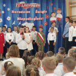 Występ uczniów - Arkadiusz śpiewa piosenkę