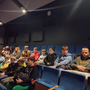 Uczniowie podczas sztuki.