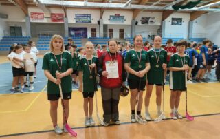 Dziewczyny z medalami i dyplomem