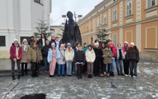 Uczniowie pod pomnikiem Jana Pawła II (zdjęcie zbiorowe)