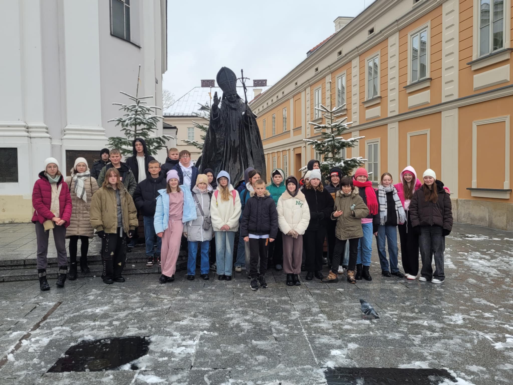 Uczniowie pod pomnikiem Jana Pawła II (zdjęcie zbiorowe)