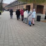 Uczniowie w Miejscu Pamięci i Muzeum w Oświecimiu
