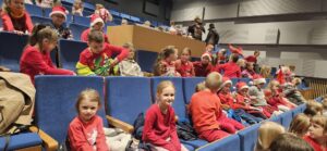 Uczniowie przed spektaklem.