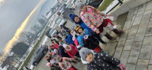 Uczniowie w drodze na spektakl.