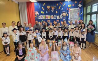 Na zdjęciu widzimy uczniów klasy I, wychowawcę, dyrektora oraz rodziców w dniu ślubowania