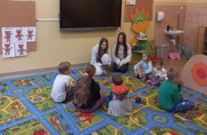 Uczennice kl. VIII podczas czytania w oddziale przedszkolnym.