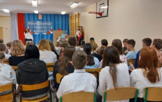 Śpiewa piosenkę Łucja