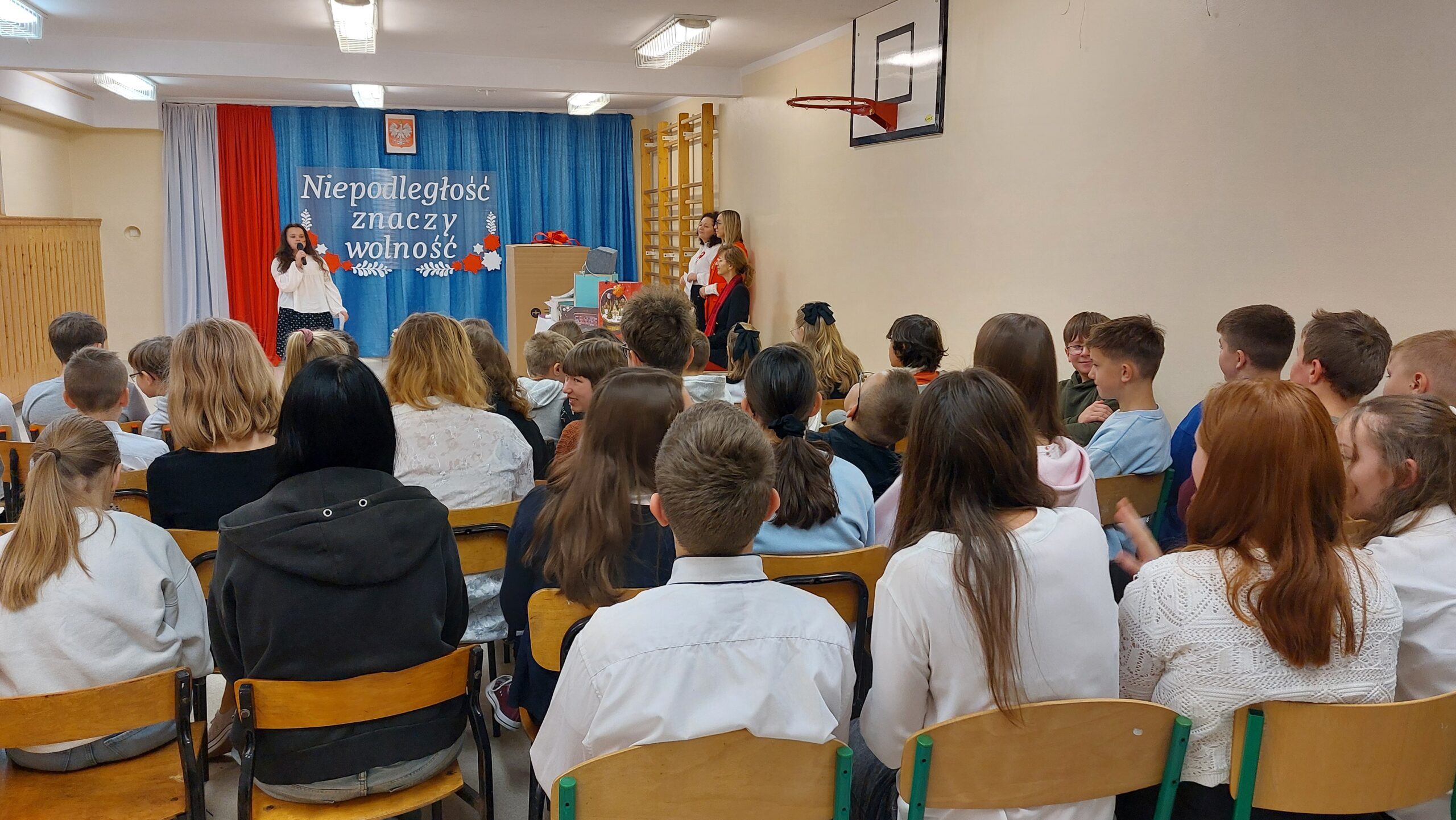 Śpiewa piosenkę Łucja