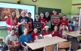 Uczniowie podczas mikołajek klasowych.