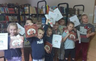 Uczniowie klasy I w bibliotece.