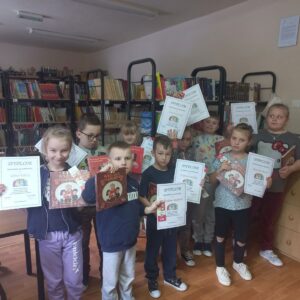 Uczniowie w bibliotece.