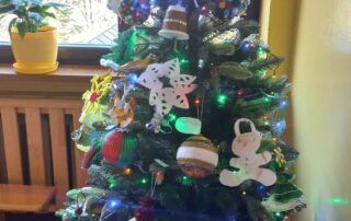 Szkolna choinka z ozdobami konkursowymi.