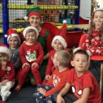 Zdjęcie kilkorga dzieci z elfem