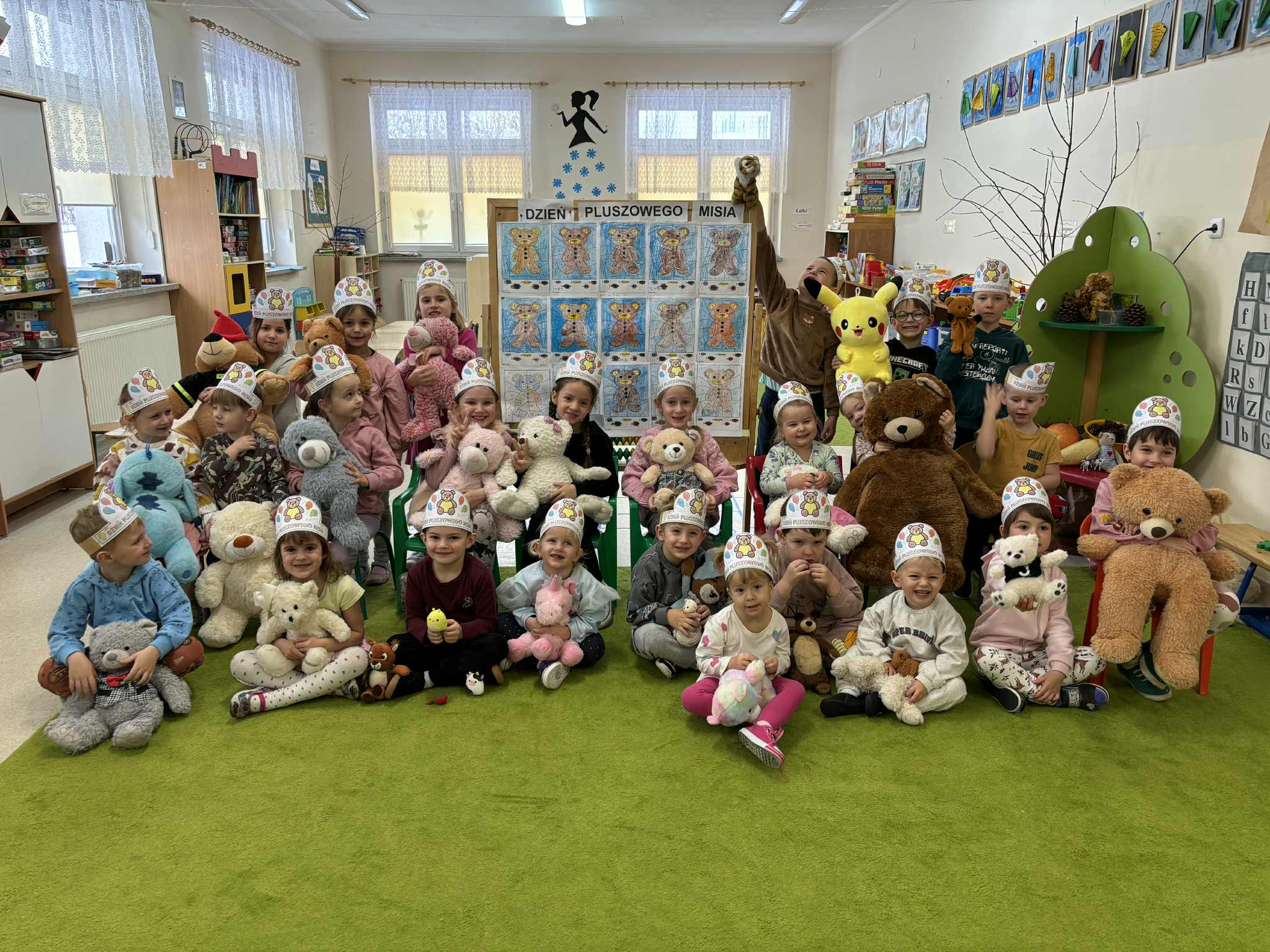 Zdjęcie zbiorowe dzieci z misiami
