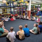 Rozpoczęcie zabawy - uczniowie siedzą w kółku