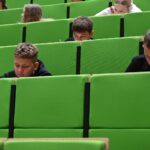 Uczniowie w auli ANS piszą test