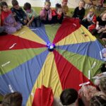 Zabawa dzieci z chustą animacyjną - wróżenie przyszłego zawodu