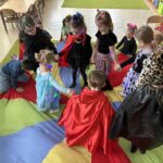 Zabawa dzieci z chustą animacyjną